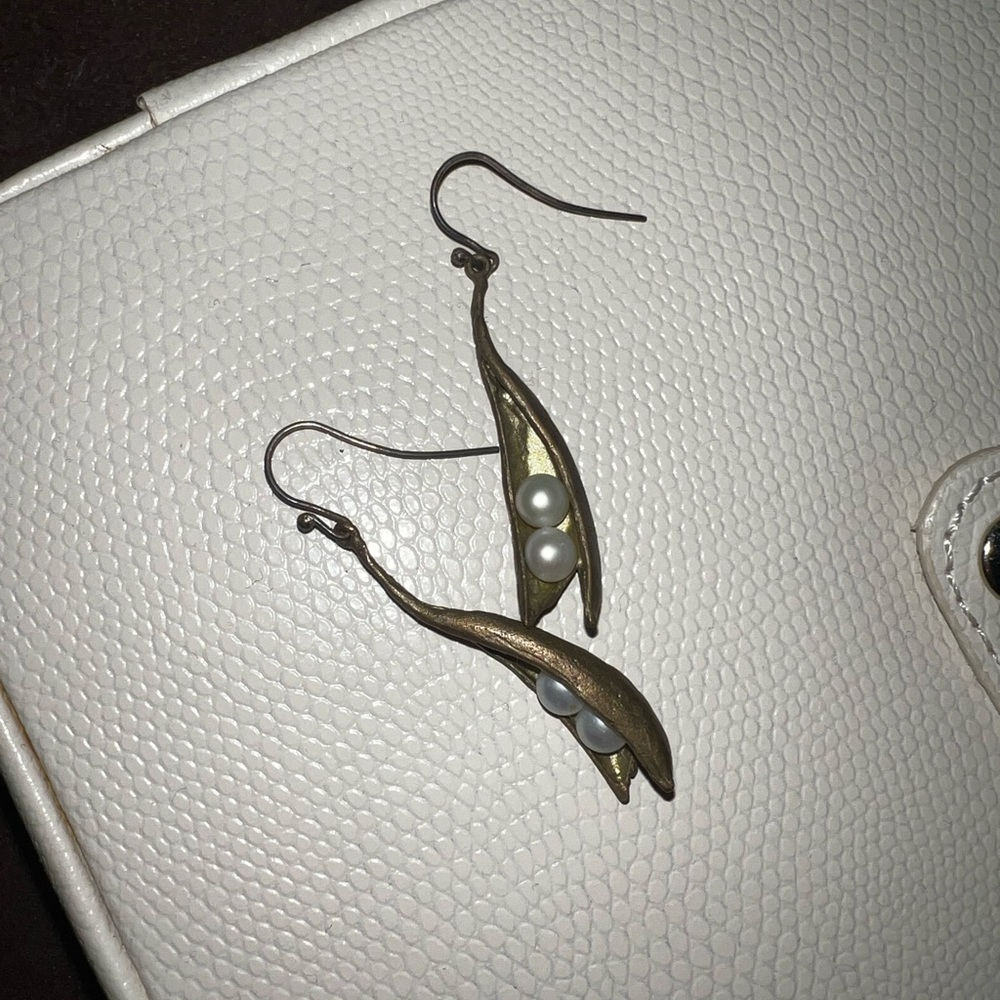 Michael Michaud pea pod pearl earrings